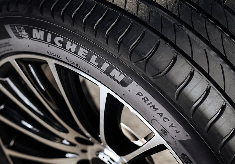 Primer plano de un neumático Michelin.