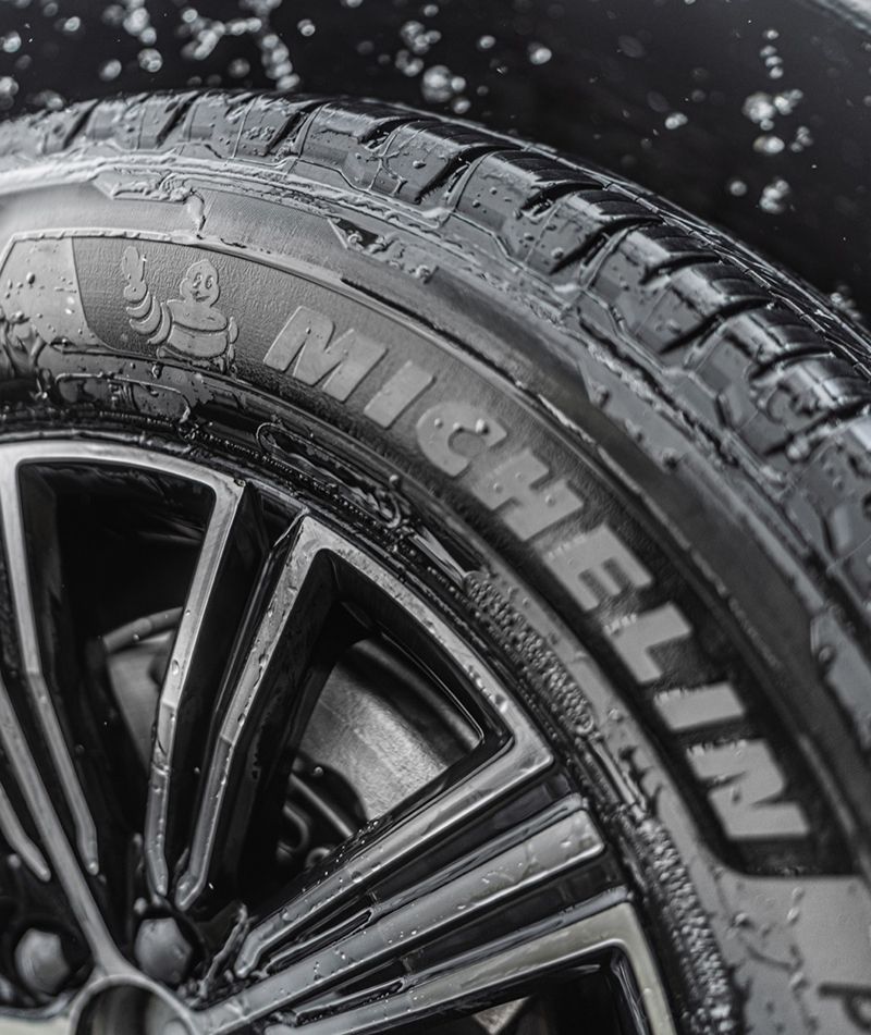 Primer plano de un neumático Michelin con lluvia.