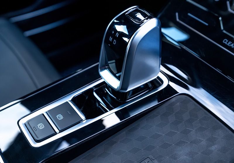 Primer plano del interior de un coche donde se ve la caja de cambio automática.